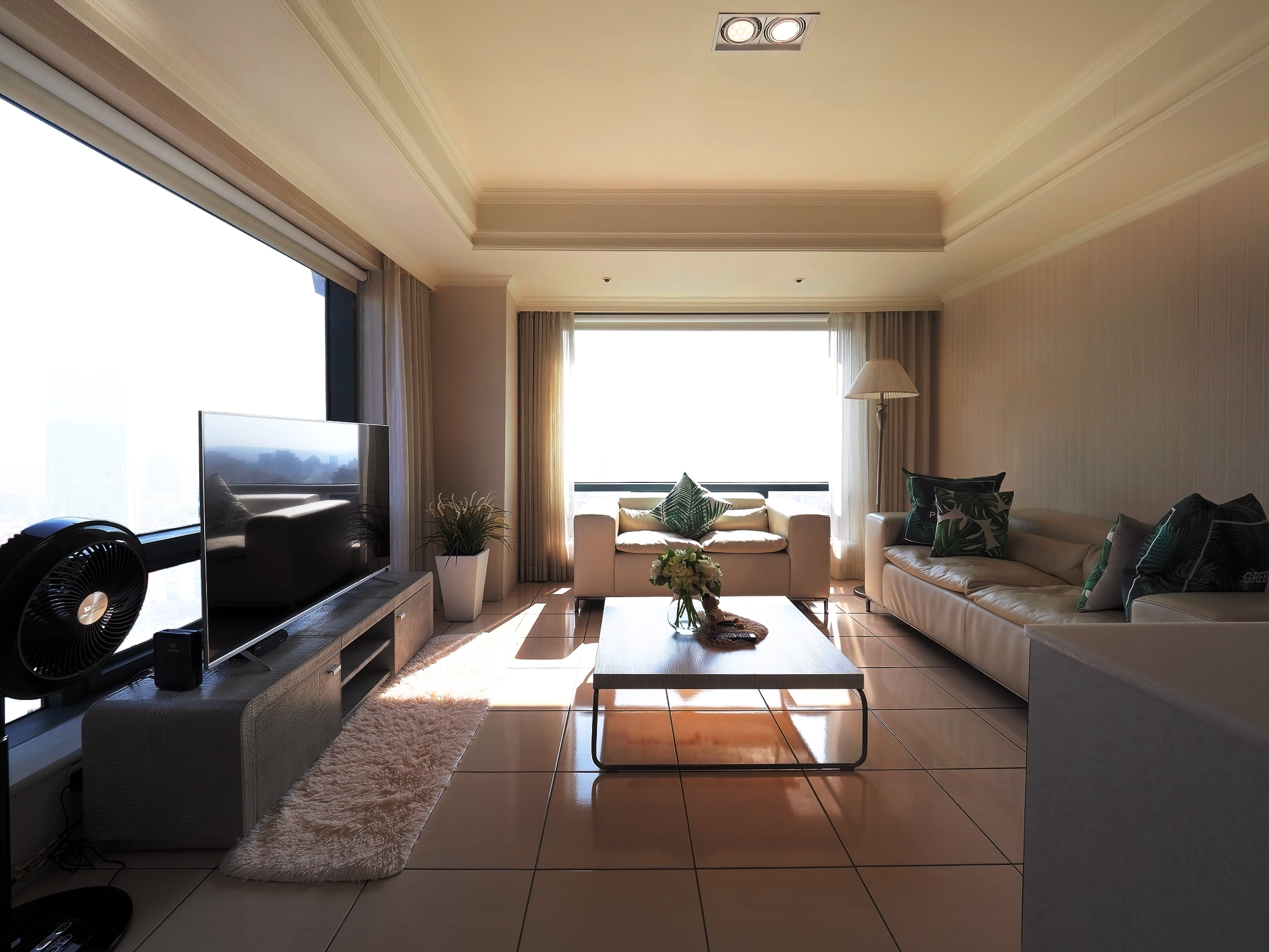 レタッチ前 暗め・白飛びのある室内